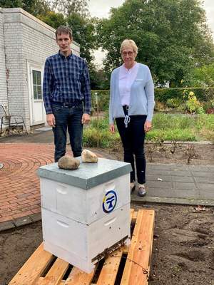 Markus Linnenbaum übergibt einen Bienenstock an Pflegedirektorin Ursula Hedding, Klinik Maria Frieden Telgte