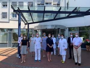 Die Qualitätsmanagementbeauftragte Julia Marx (vorne mitte), die ärztliche Direktorin Frau Prof. Dr. Svenja Happe (vorne 2. Von rechts), Pflegedirektorin Frau Ursula Hedding (hinten 2. Von links), kaufmännische Direktorin Julia Swienty (hinten 2. Von rech