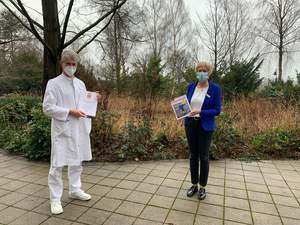Siegfried Ostendorf, Chefarzt der Klinik für Geriatrie, und Ursula Hedding, Pflegedirektorin, freuen sich über die Auszeichnung