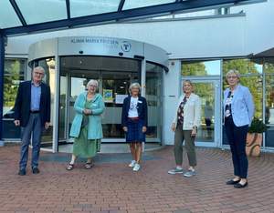 : Die neuen seelsorglichen Begleiter Ludger Kleinhans und Elisabeth Quenkert werden begrüßt von der Ehrenamtlichen Monika Eickholt, Klinikseelsorgerin Birgit Hollenhorst und Pflegedirektorin Ursula Hedding (v. l. nach r.)